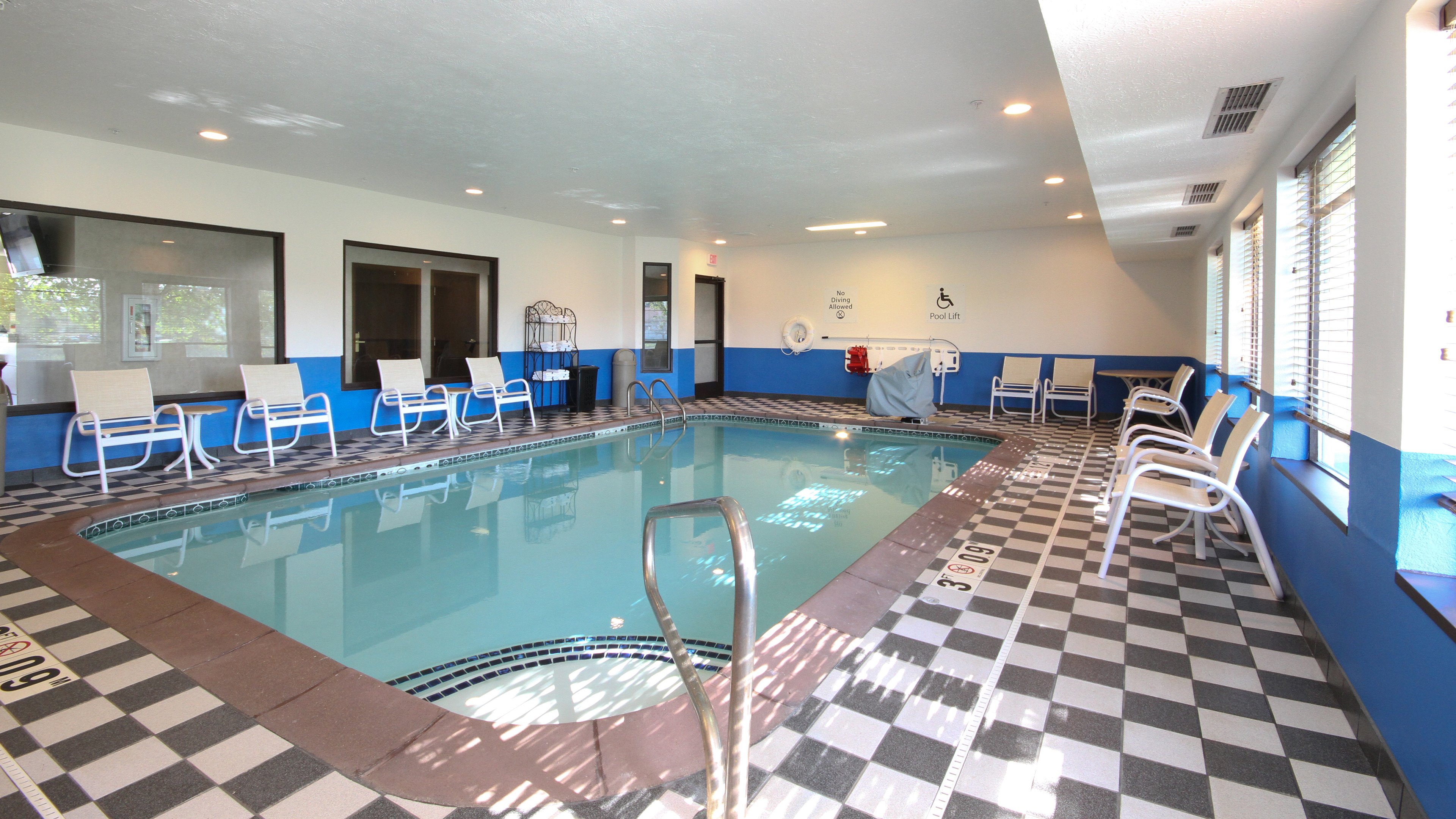 Holiday Inn Express Marshall 29/48