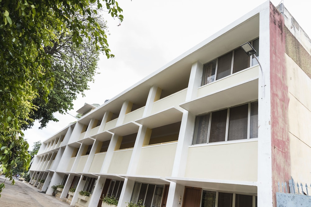 WOODLANDS HOTEL 2/50