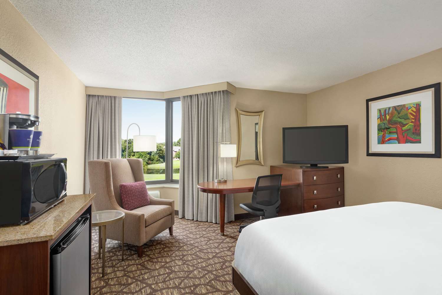 غرفة بسرير كينج بحوض استحمام لذوي الإعاقة، Doubletree By Hilton Hotel Jackson 3/7