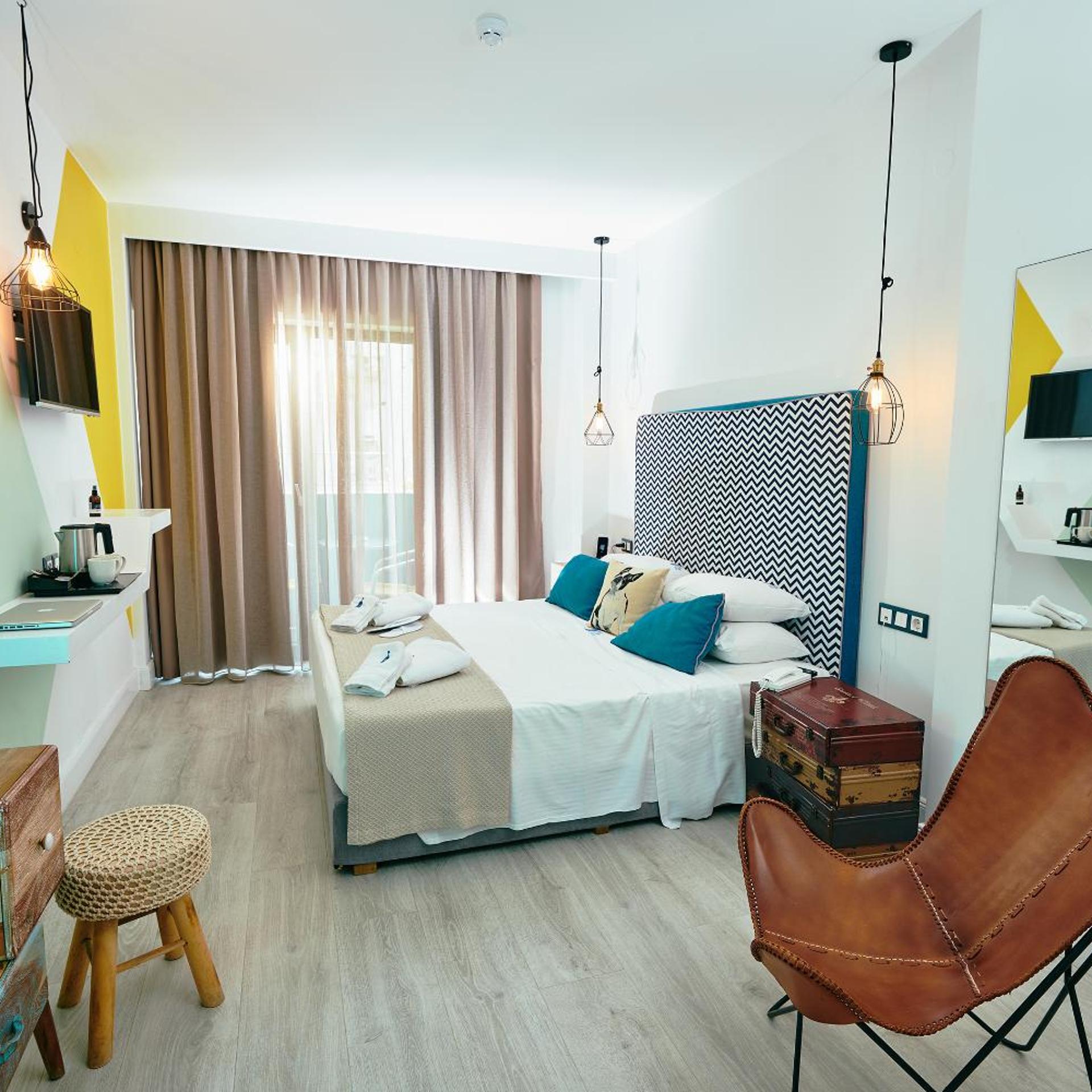 جناح جونيور بشرفة، Blue Bottle Hotel 7/10