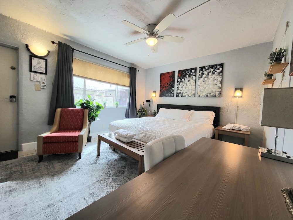 Basic, King Bed, Courtyard Area