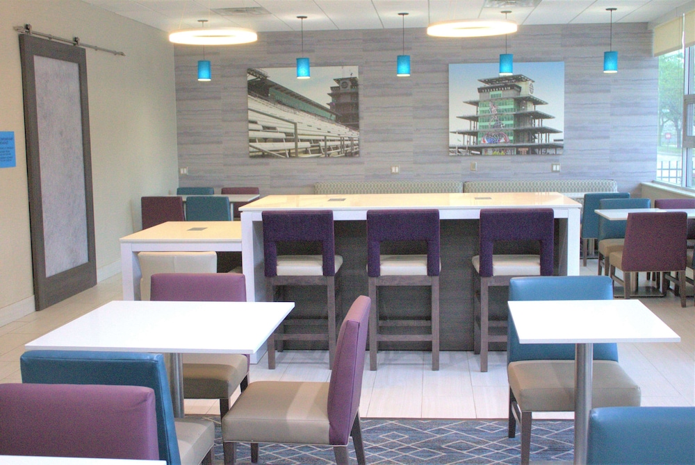 La Quinta Inn and Suites by Wyndham Indianapolis Downtown 41/50