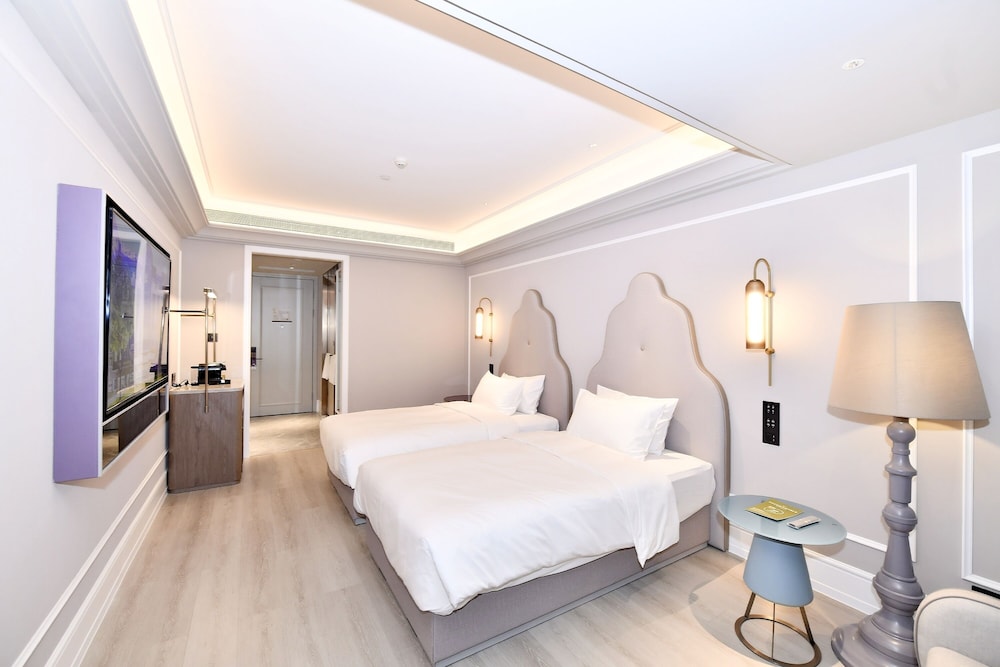 Mercure Xichang Qionghai Wetland 18/32