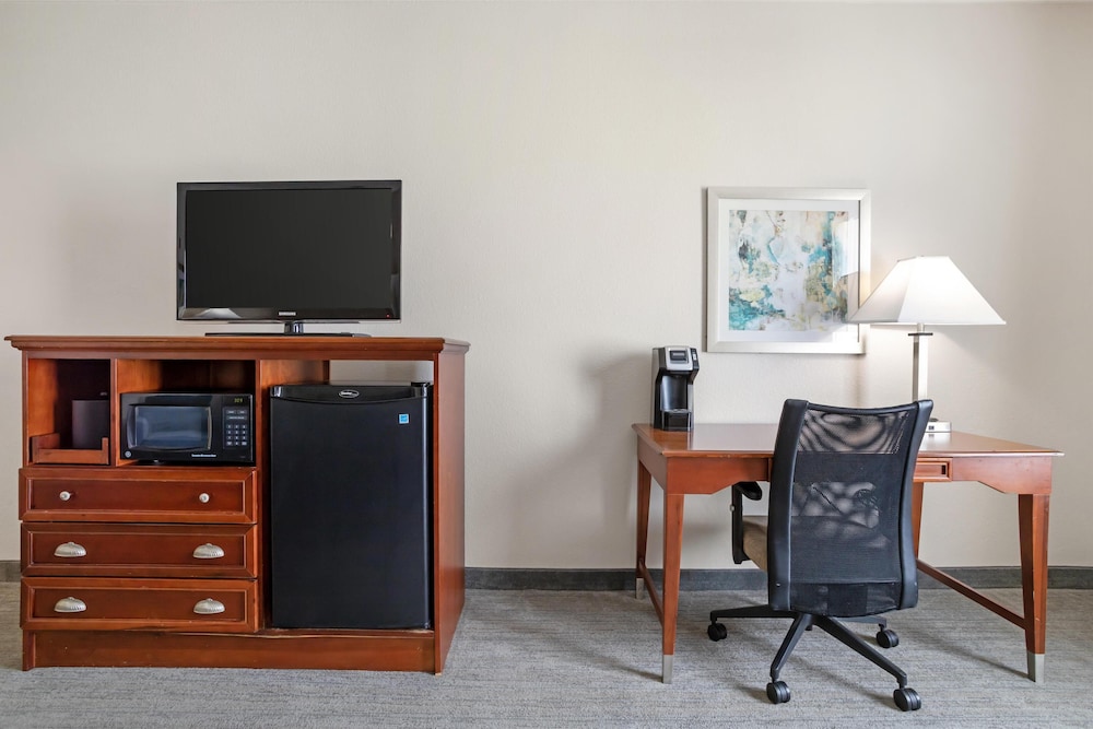 Best Western Plus Executive Hotel Suites 34/50