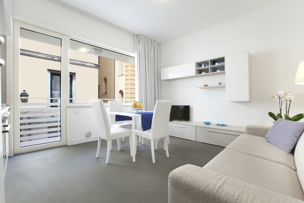 Tasso Suites 3/71