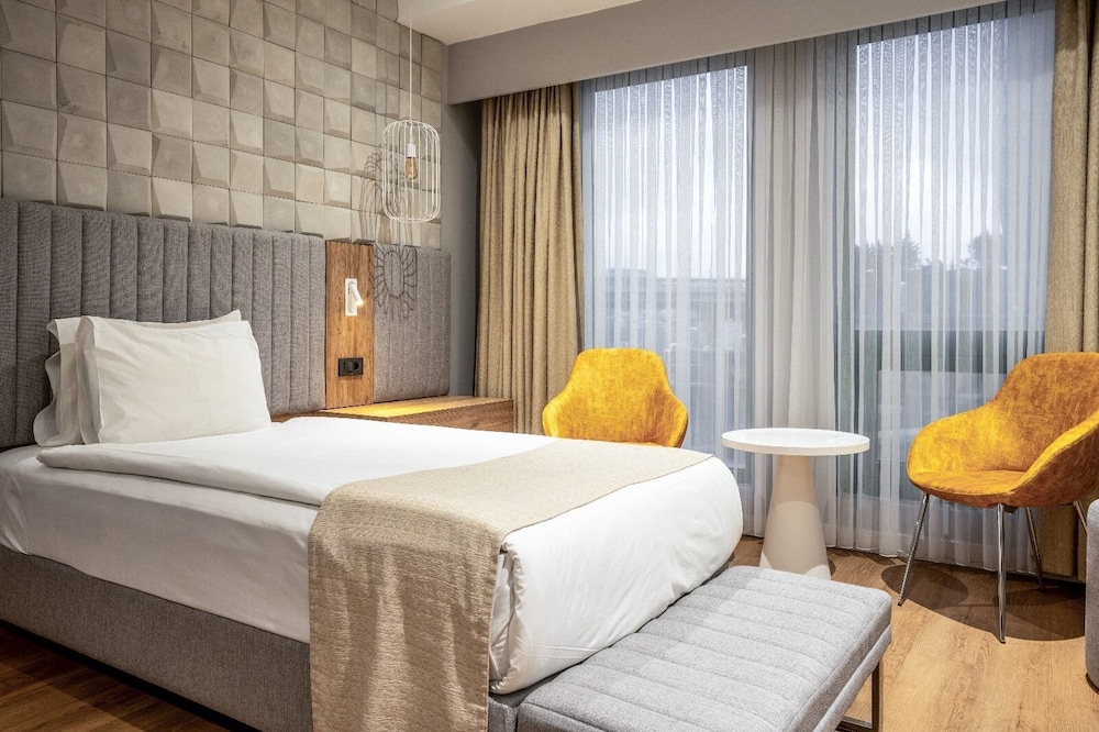 ROOM, KING BED