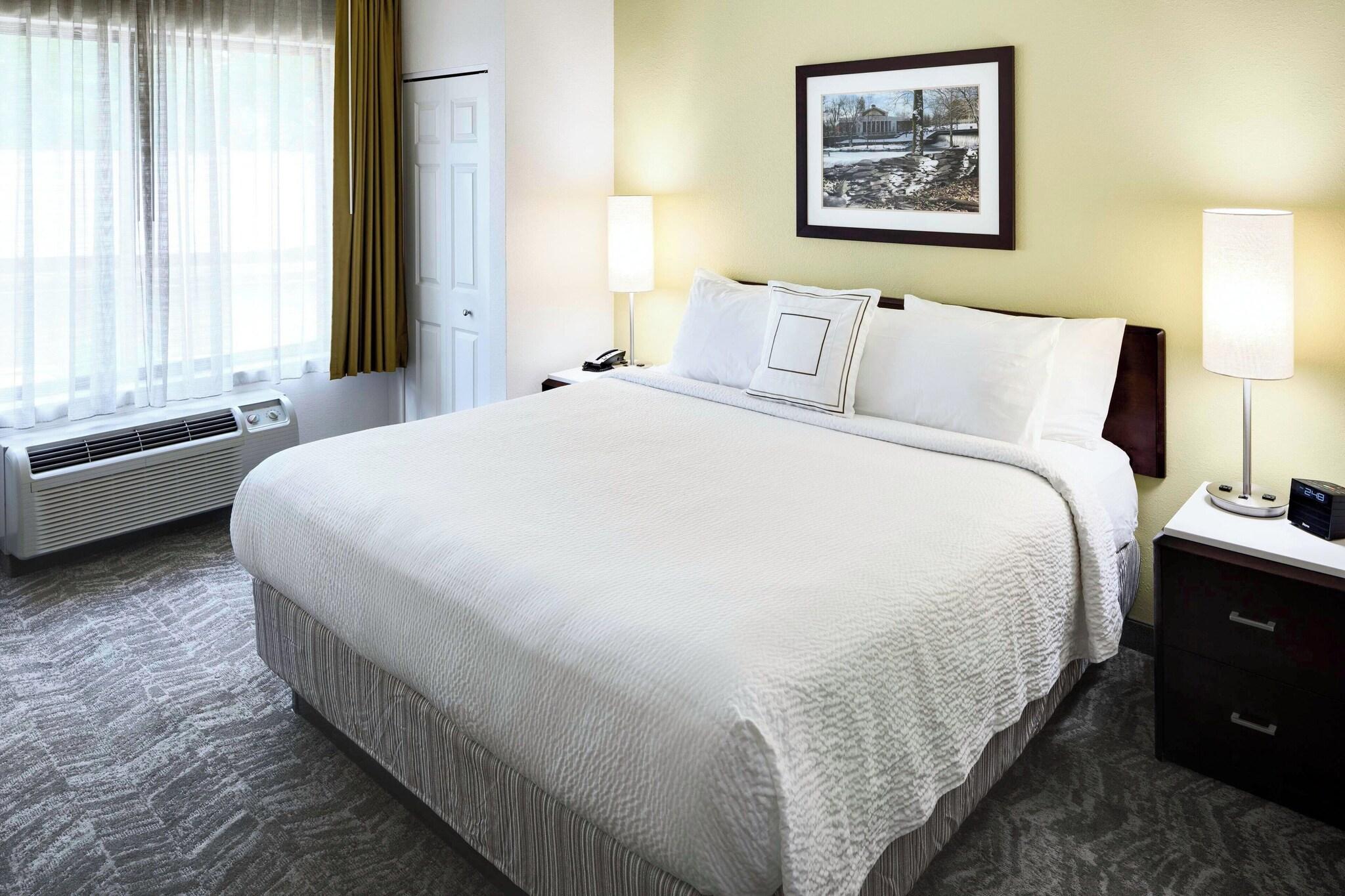 Suite, King Bed, Accessible