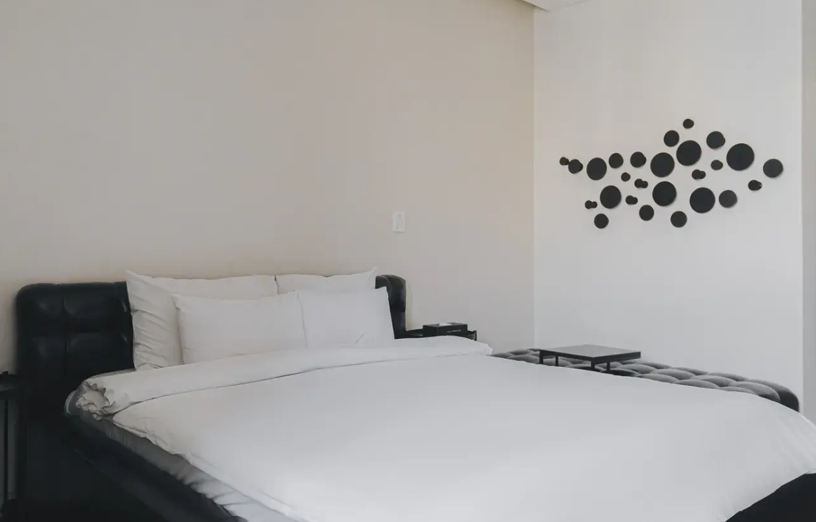 Standard, Queen Bed, No Window