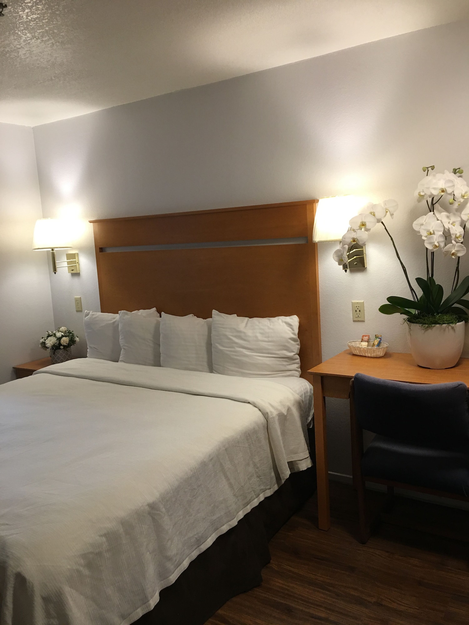 Deluxe, King Bed, Street View, Jetted Tub