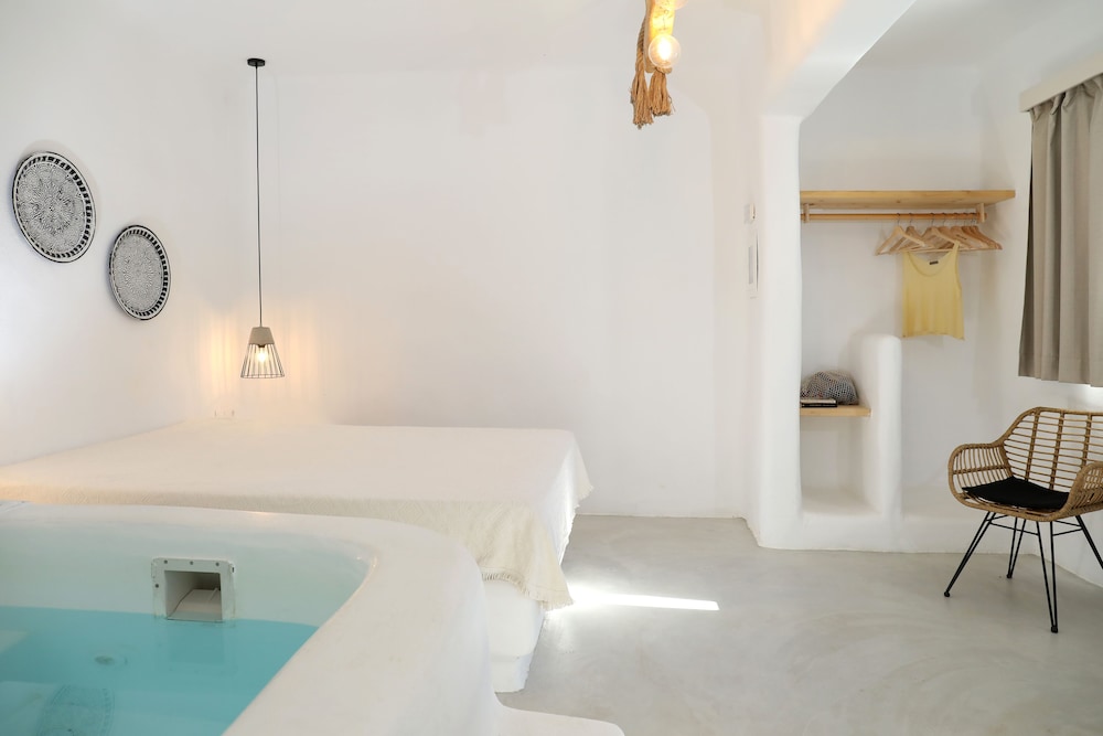Junior Suite, Queen Bed, Garden View, Jetted Tub, Irida Luxury Apartments 7/7