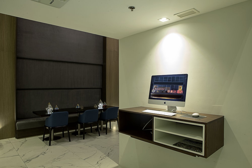 Ramada Encore by Wyndham Makati 42/50