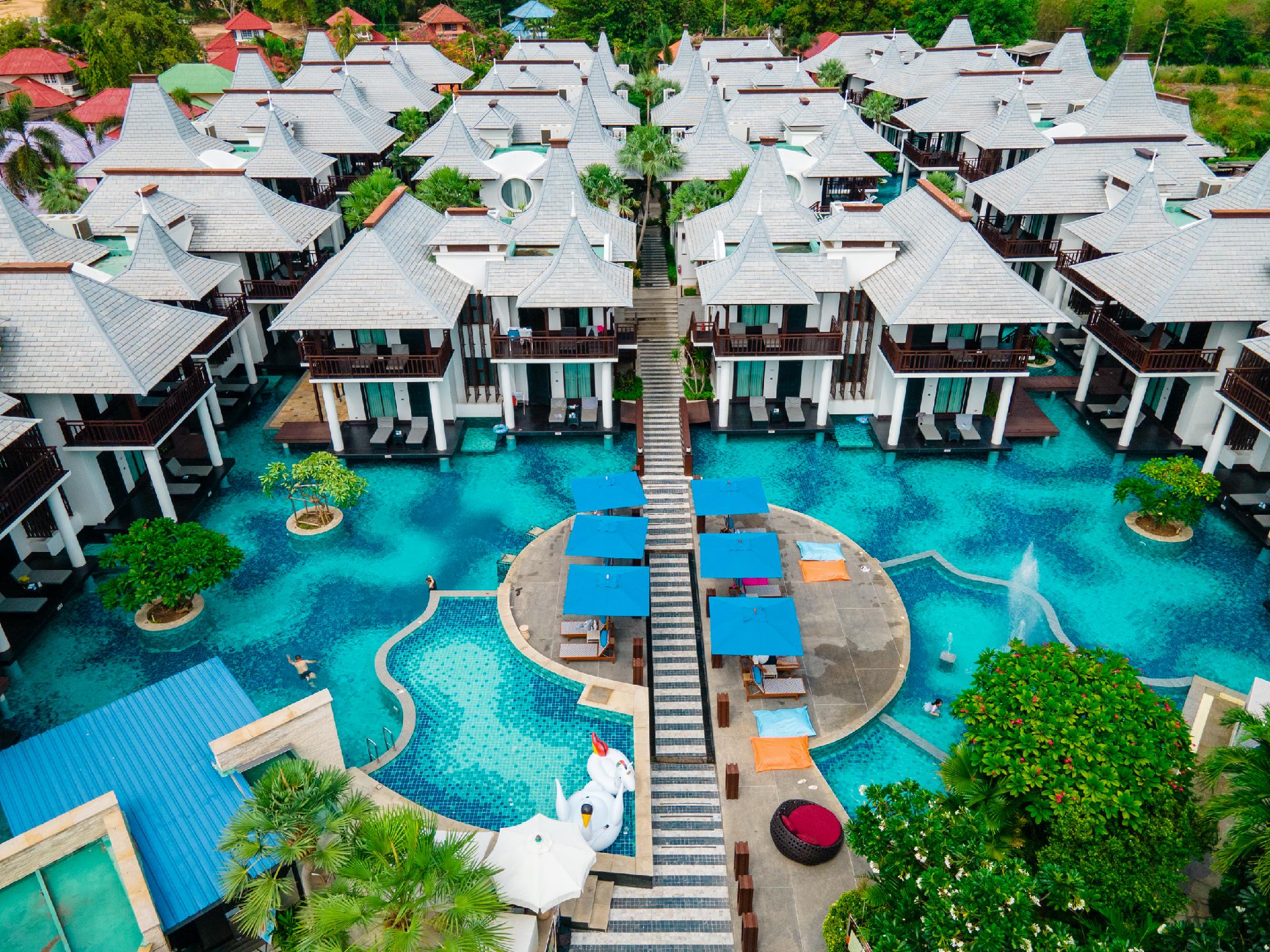 DELUXE POOL VIEW