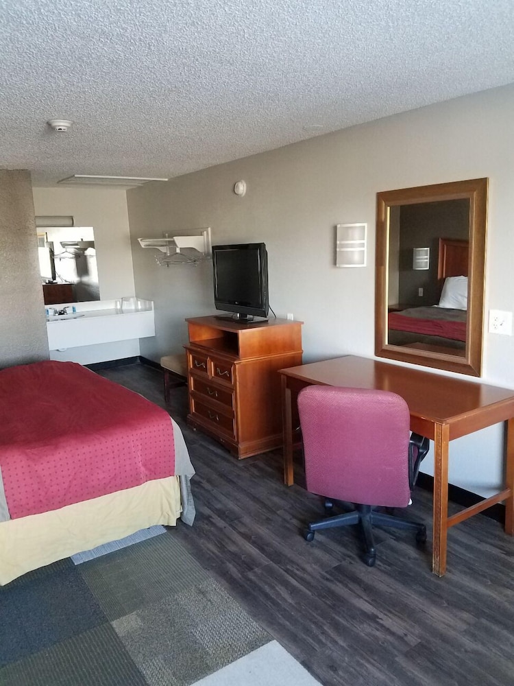 Rodeway Inn Near Hall Of Fame 32/36