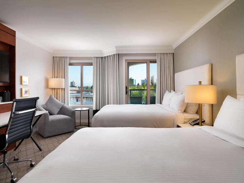 SIGNATURE, 2 QUEEN BEDS