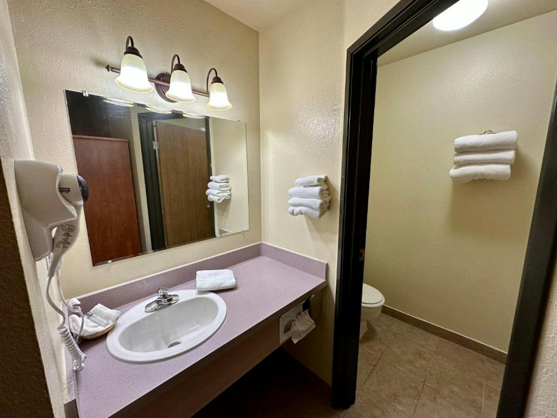 FAIRBRIDGE INN & SUITES KELLOGG 47/48