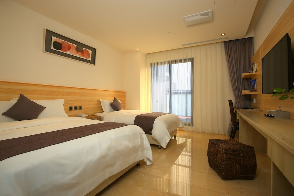 SUPERIOR, TRIPLE, MULTIPLE BEDS, CITY VIEW, BALCONY
