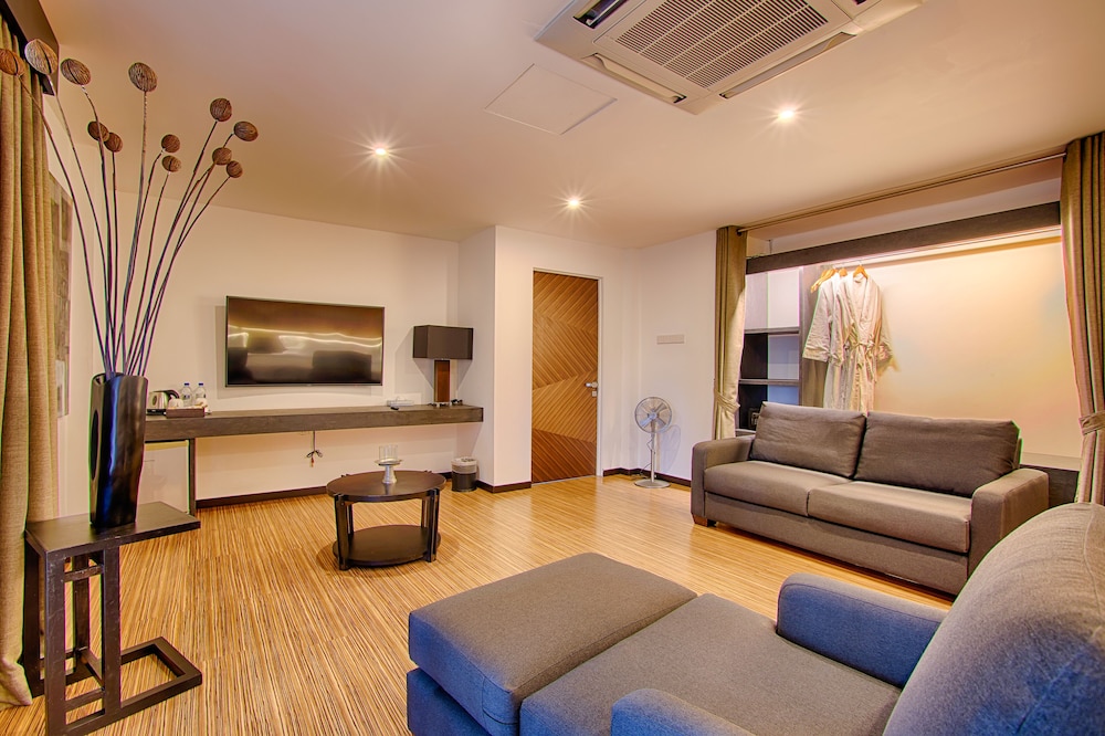 Lot 33 Boutique Hotel 25/50