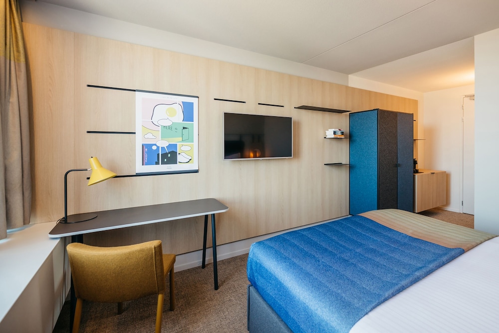 DELUXE, KING BED