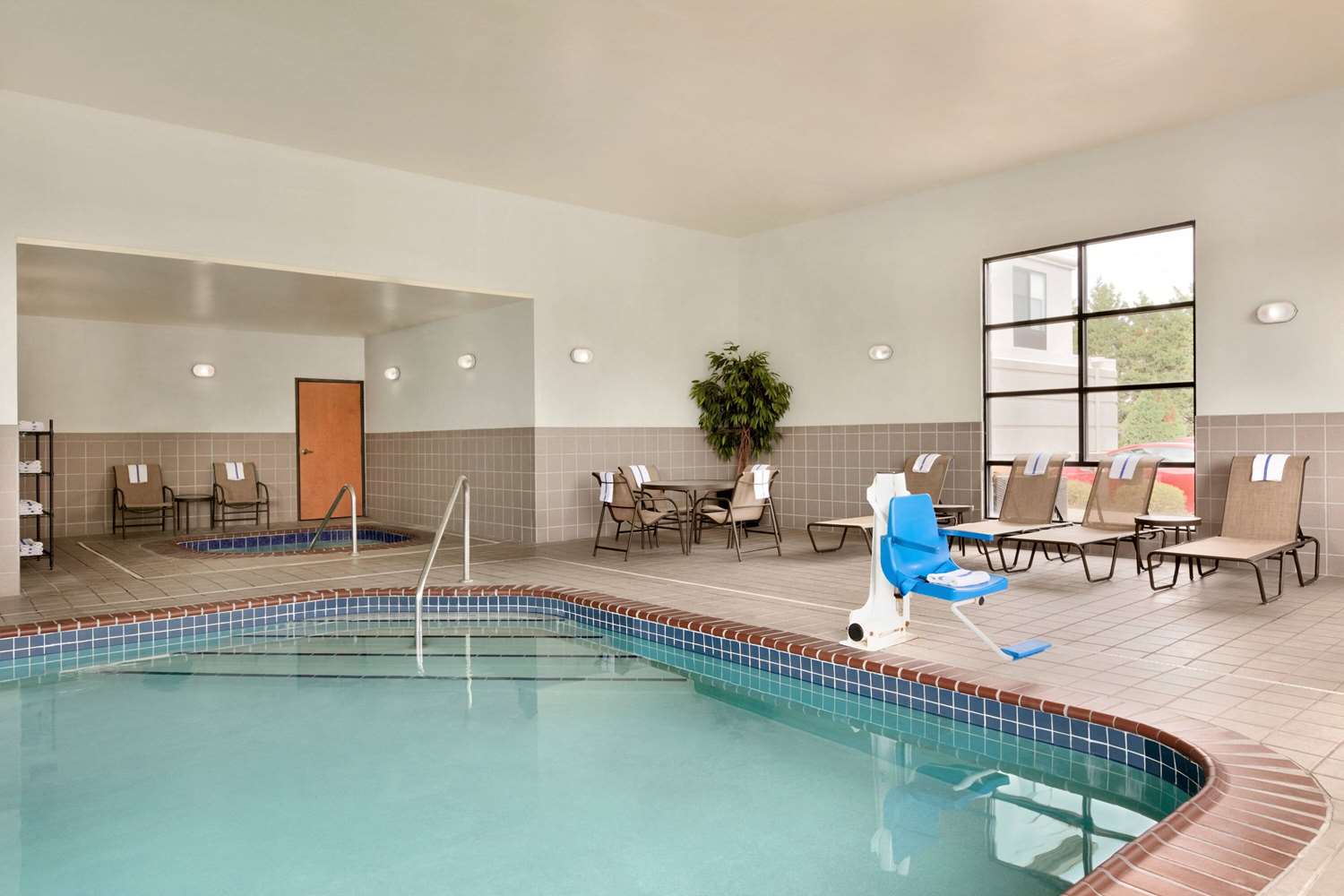 Wingate by Wyndham Vienna Parkersburg 24/48