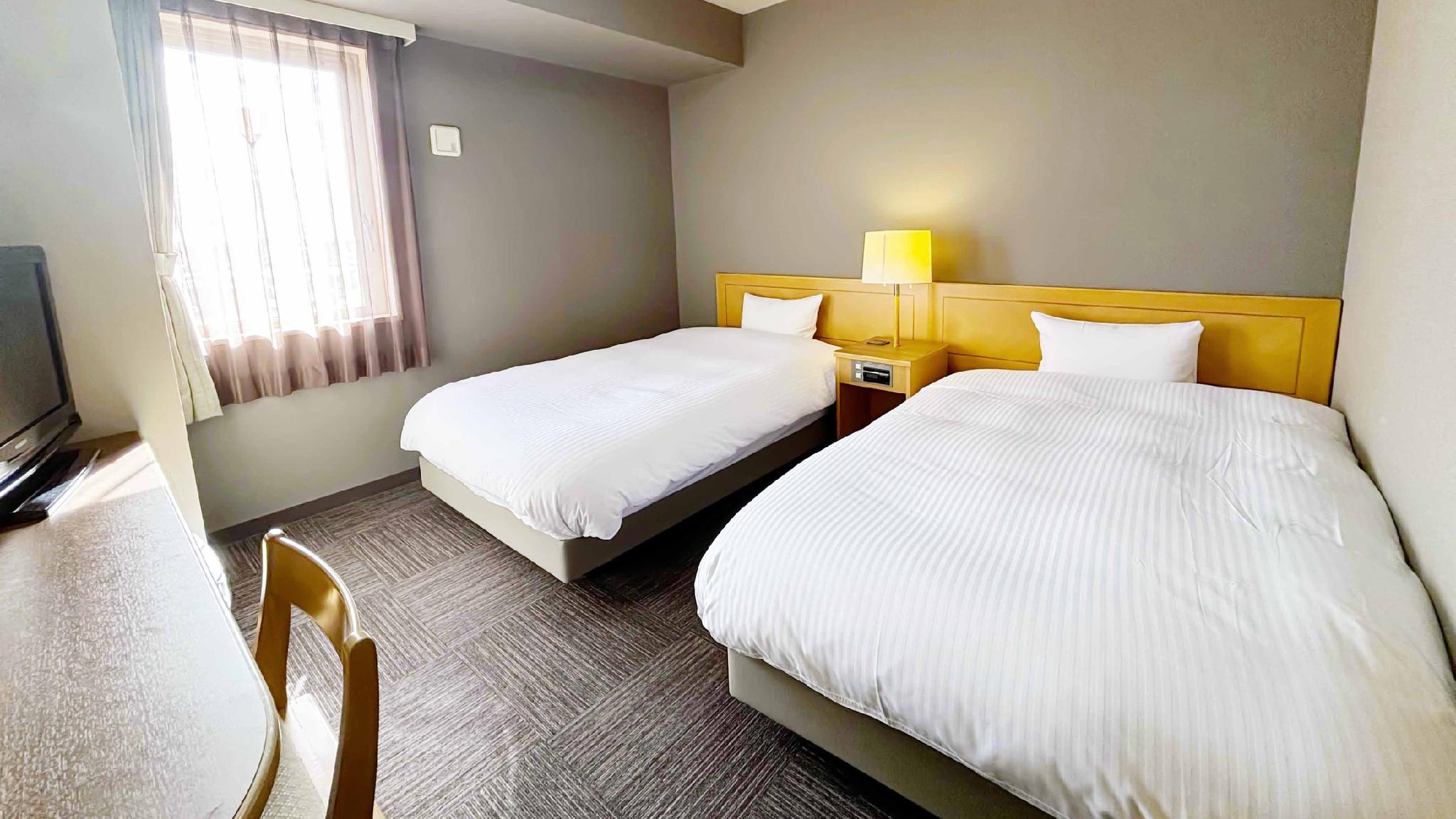 Room, Twin Beds, No Bathroom