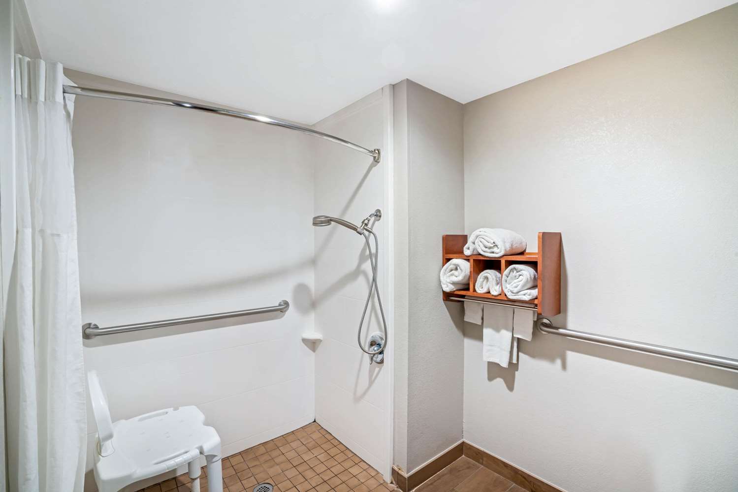 La Quinta Inn & Suites by Wyndham Knoxville North I-75 57/58