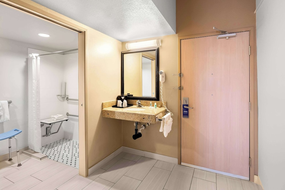 Comfort Inn & Suites Near Kino Sports Complex 56/58