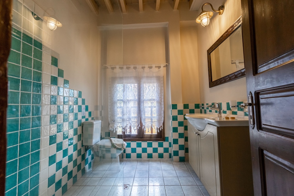 April Luxury Suites 49/50