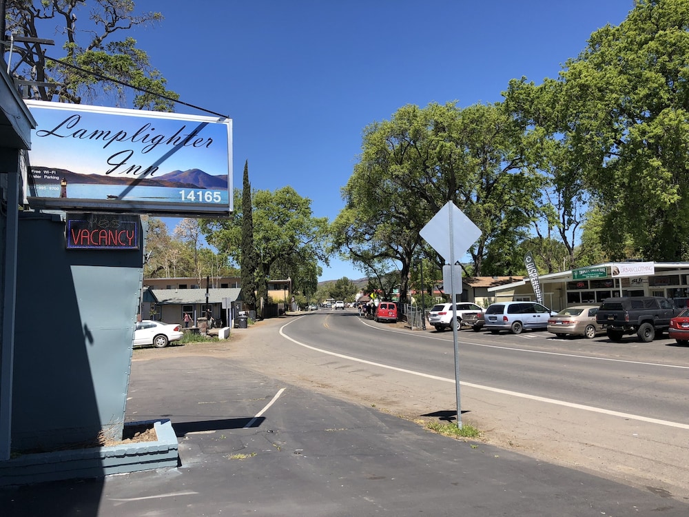 Lamplighter Motel 42/50