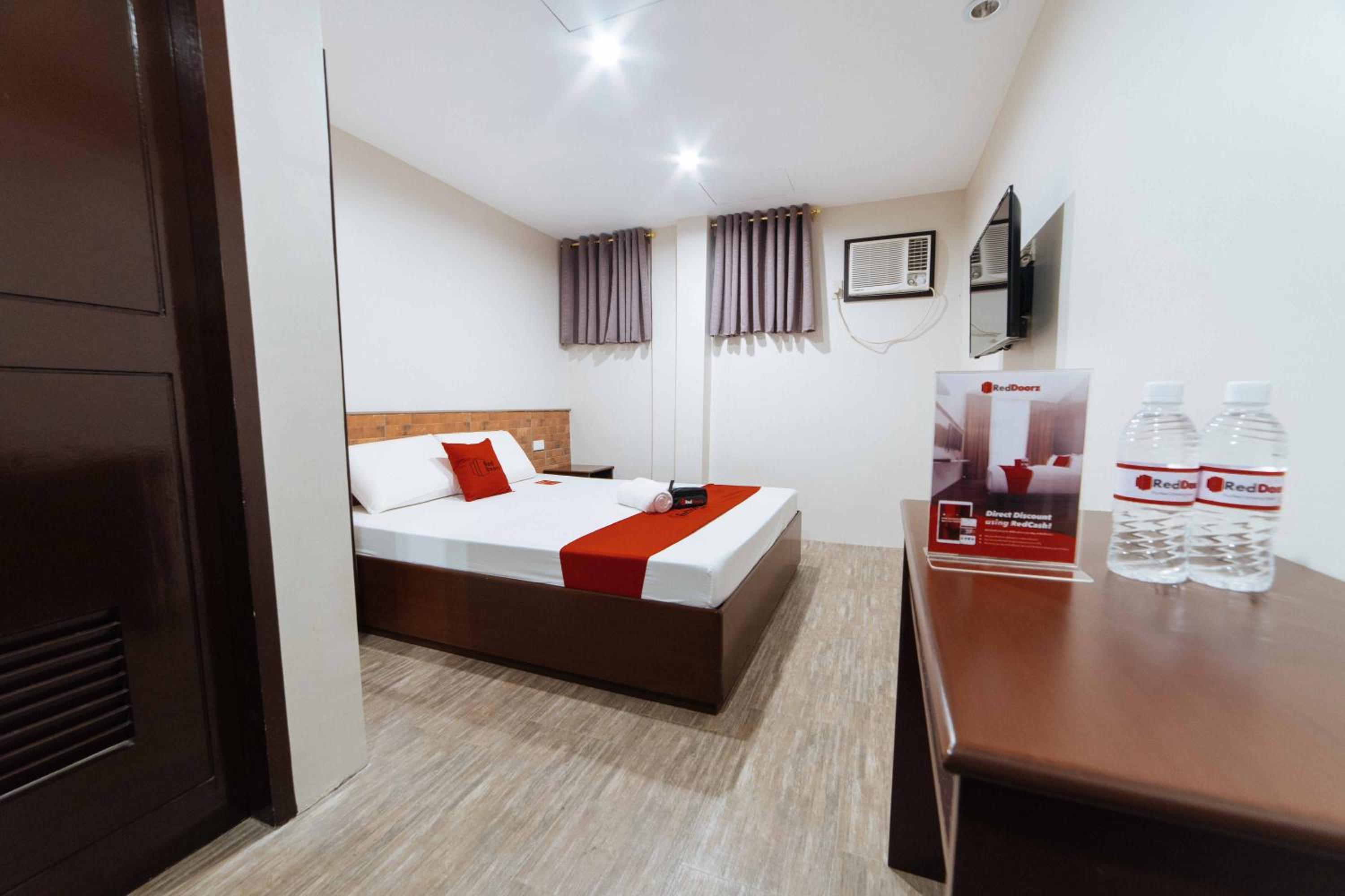RedDoorz @ Traveler's Inn Bajada Davao 7/24