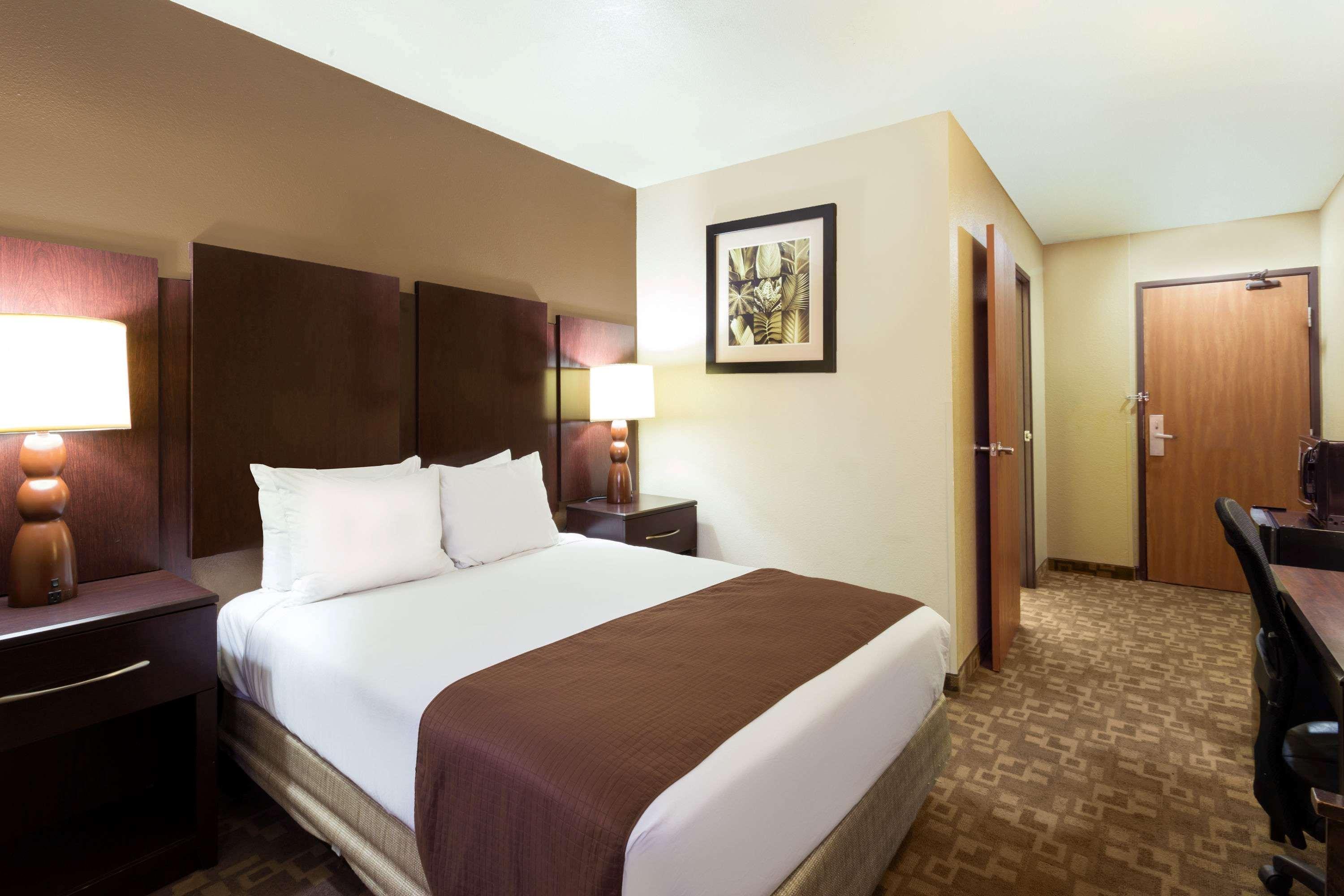 ROOM, QUEEN BED