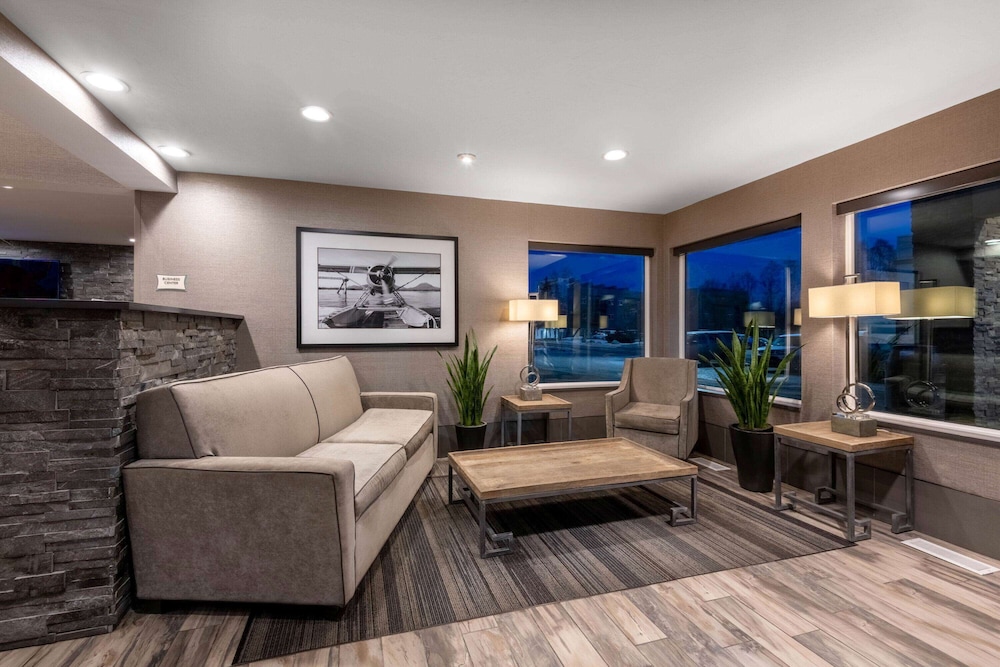 La Quinta Inn and Suites by Wyndham Anchorage Airport 18/23