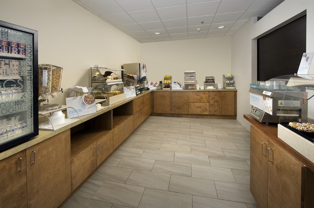 HOLIDAY INN EXPRESS & SUITES CHARLOTTESVILLE - RUCKERSVILLE 41/54
