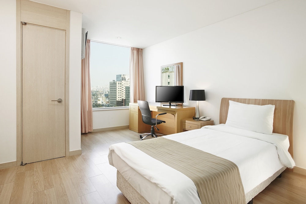 ROOM, DOUBLE OR TWIN BED