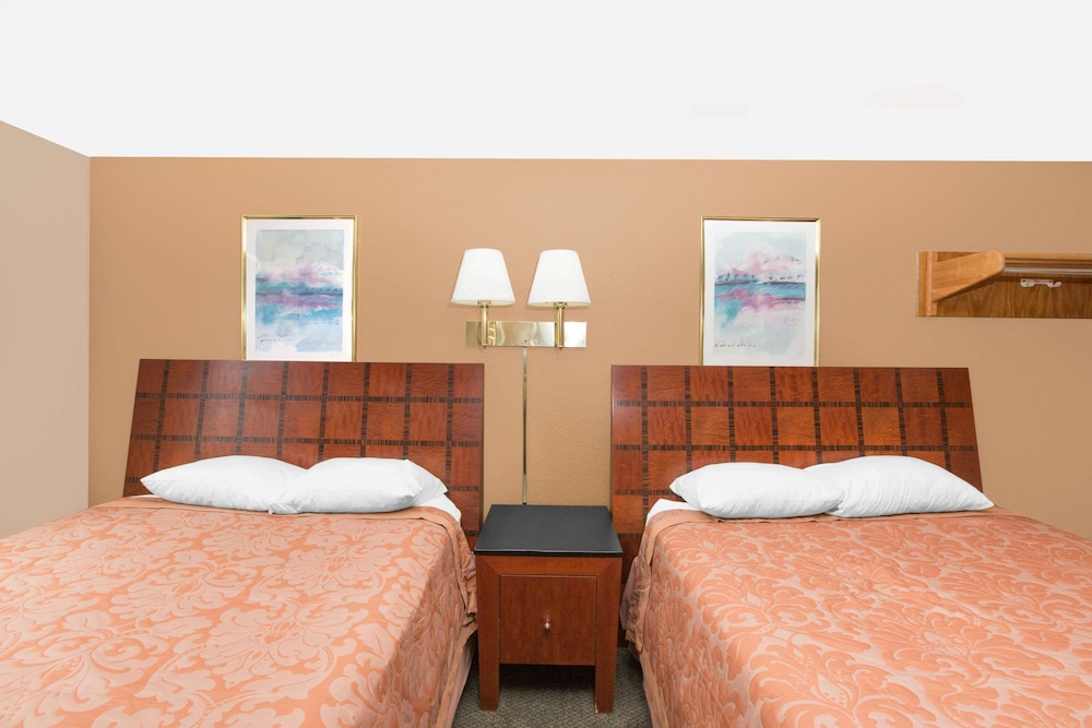Super 8 by Wyndham Sioux City/Morningside Area 8/18