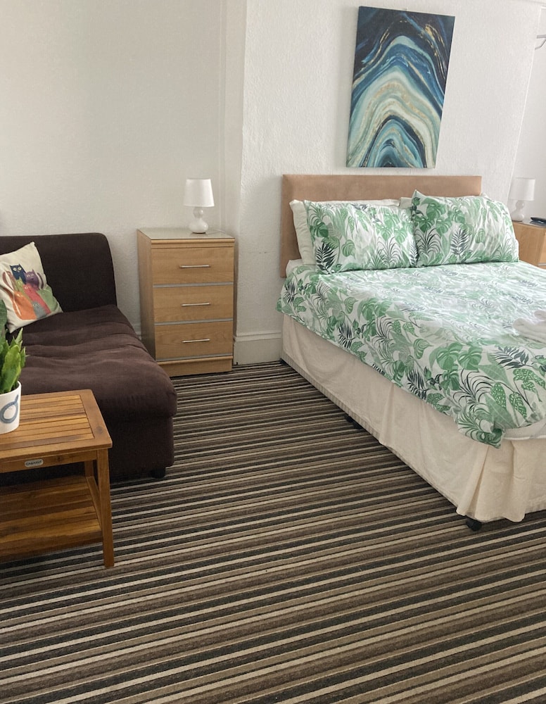 Donnington Guest House 30/40