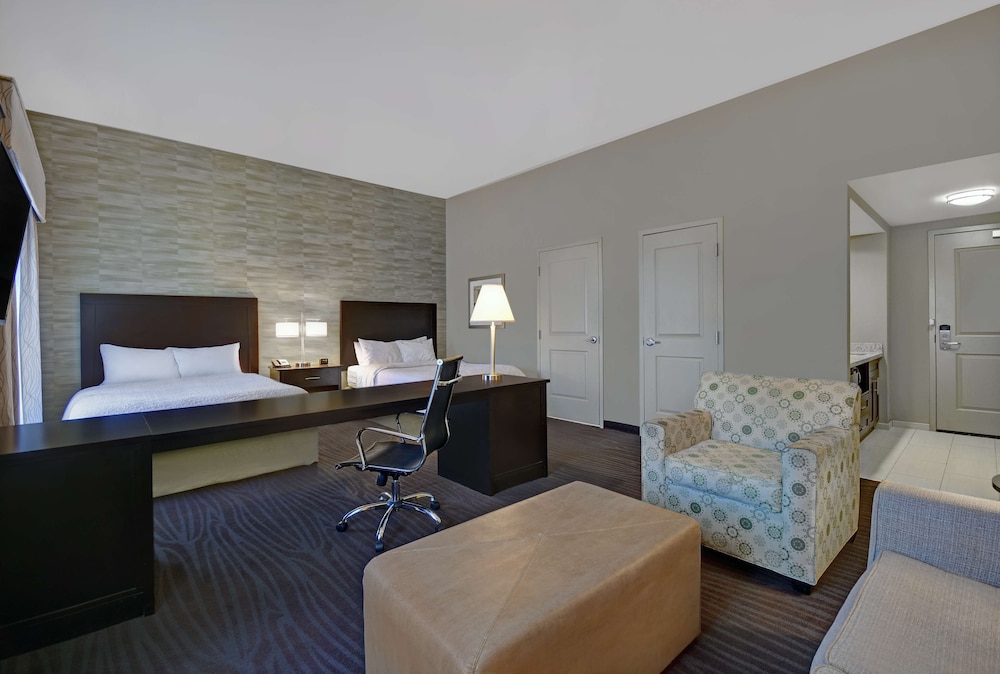 Hampton Inn And Suites Robbinsville 32/57