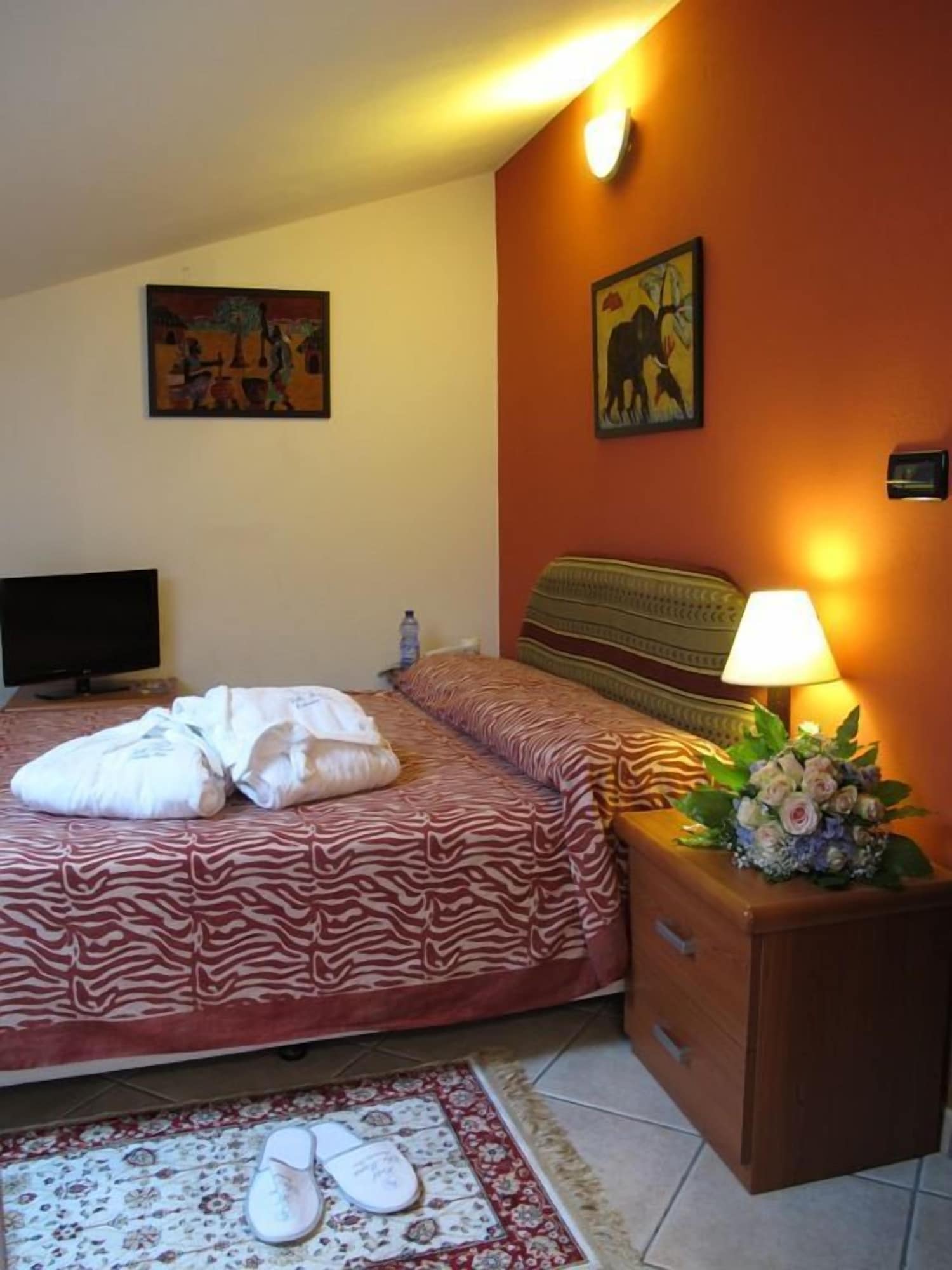 EXECUTIVE, DOUBLE OR TWIN BED