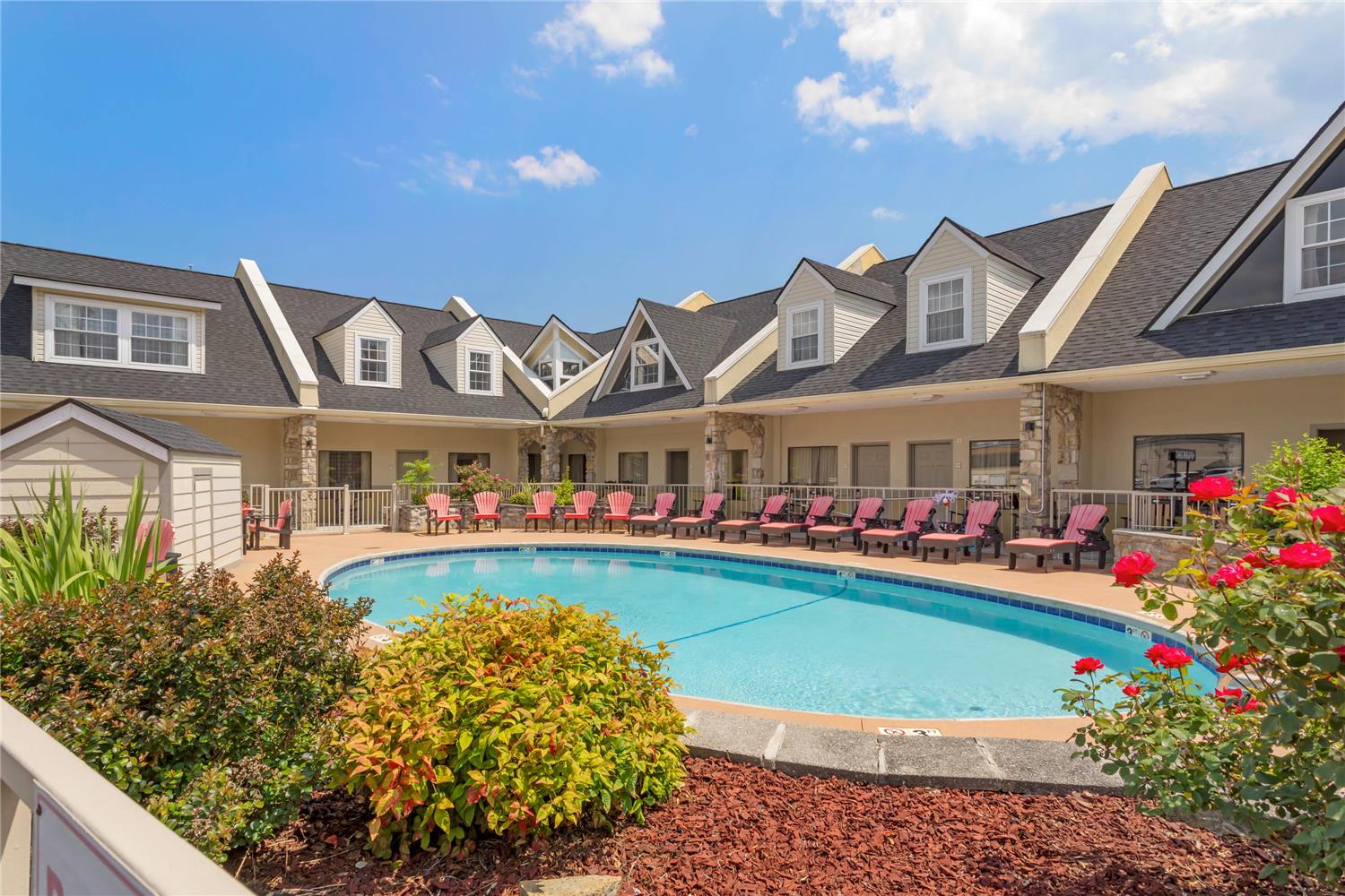 Econo Lodge Inn & Suites Gatlinburg at the Convention Center 17/23