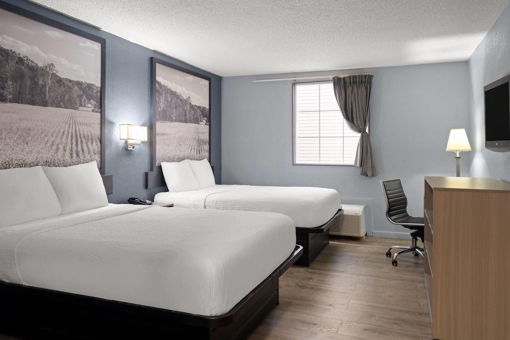 Super 8 by Wyndham Fort Wayne 26/58