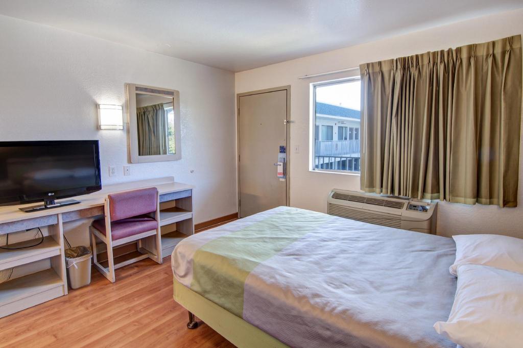 2 Full Beds Non-Smoking, Kitchen