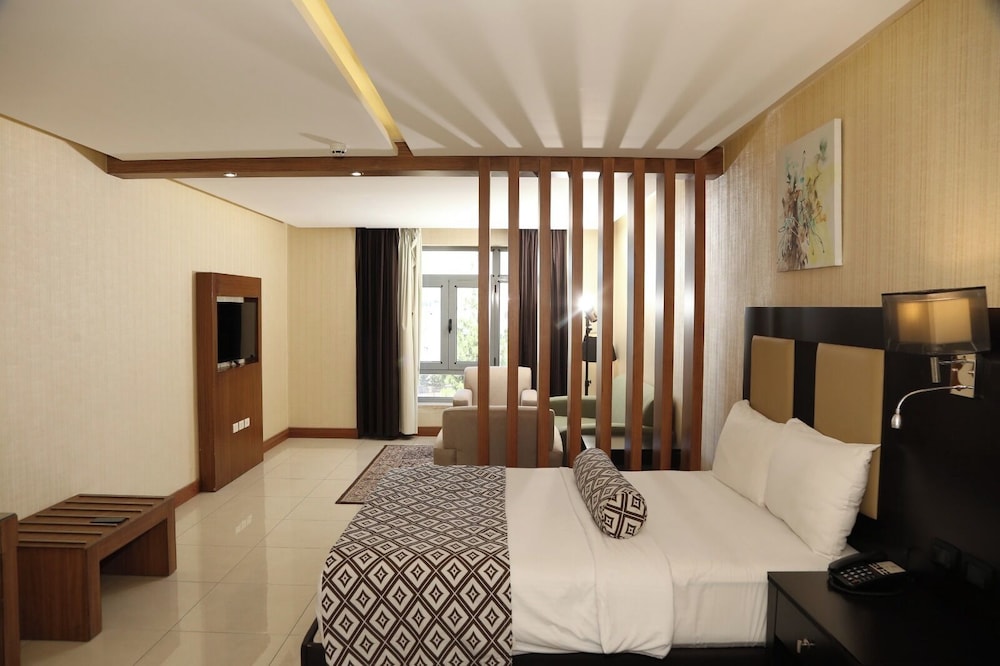 DELUXE, KING BED