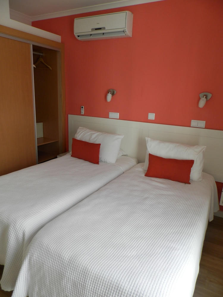 ROOM, TWIN BEDS