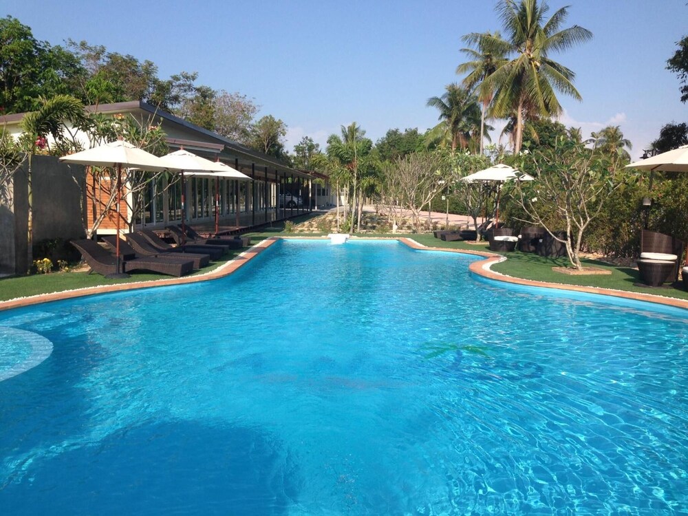 Check In & Chill Out Laem Sok Pier 25/28