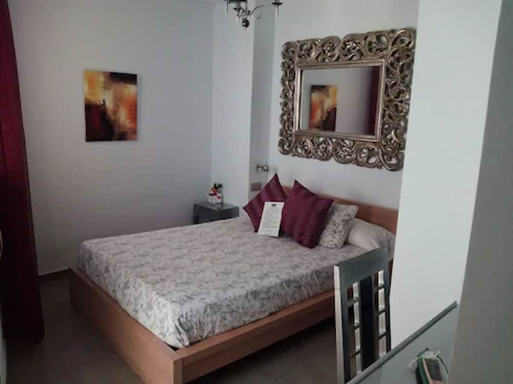 ROOM, DOUBLE BED
