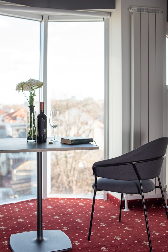 THOMAS ALBERT HOTEL 42/60
