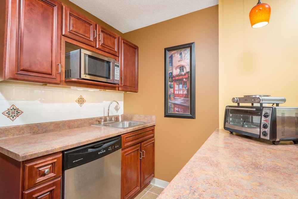 Ramada by Wyndham Catlettsburg/Ashland 28/35