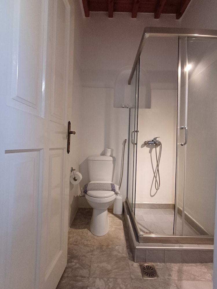 Manos Rooms 48/50