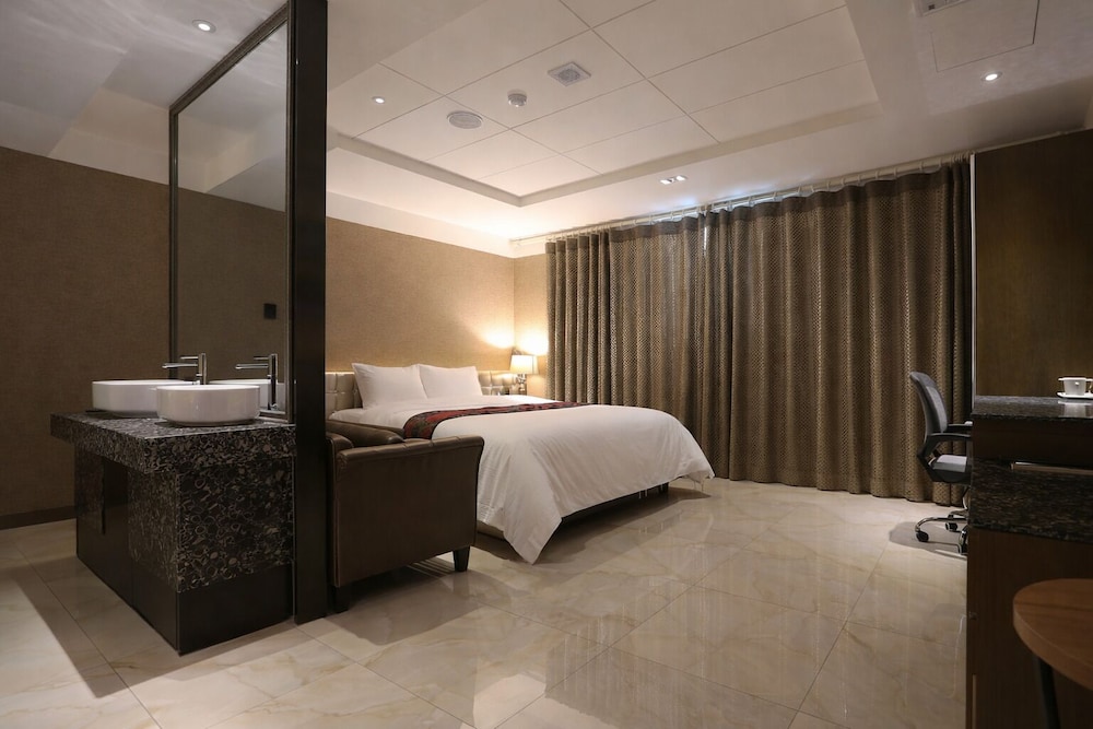 Zenith Hotel 63/63