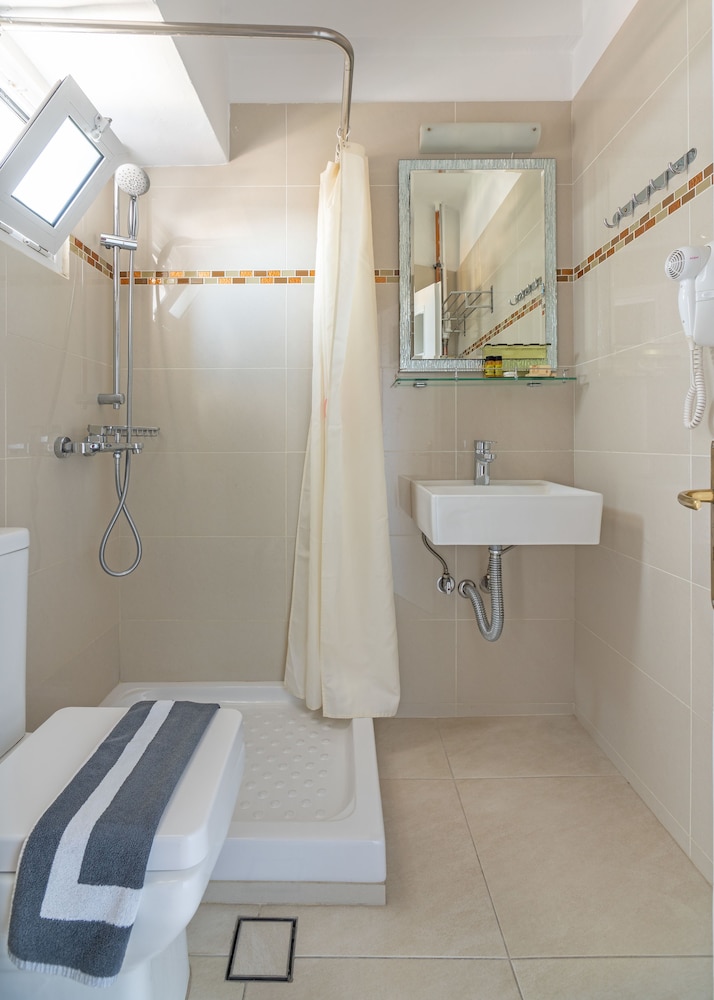 Attalos Hotel 48/48