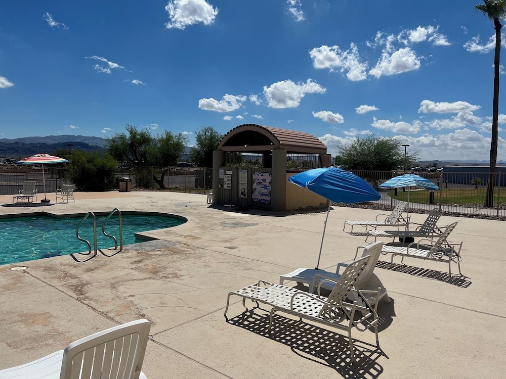 Studio6 Suites Lake Havasu City AZ 55/61